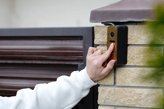 Travaux de remplacement pour l'interphone de la maison