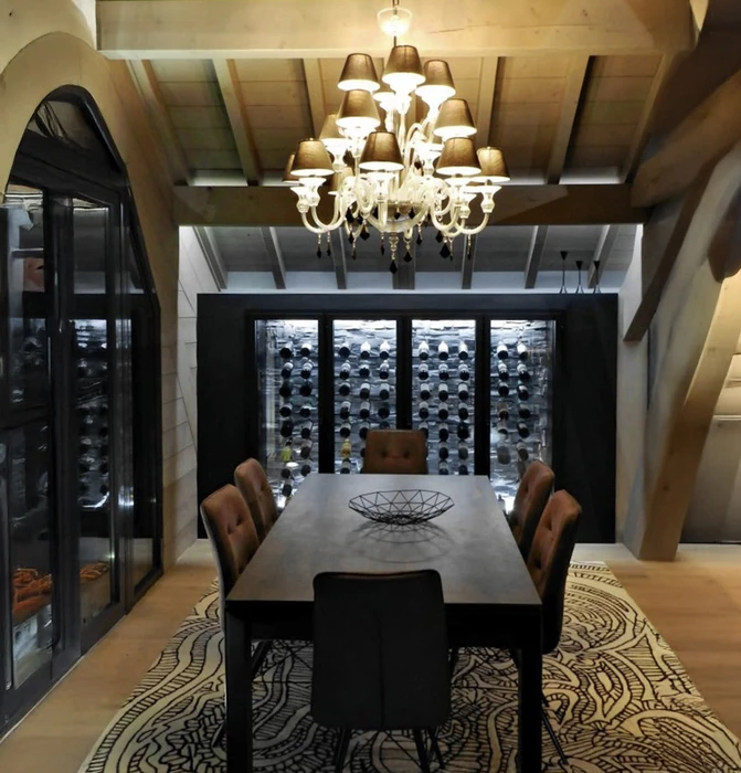 Salle de réunion contemporaine avec grande table en bois massif et chaises design disposées symétriquement