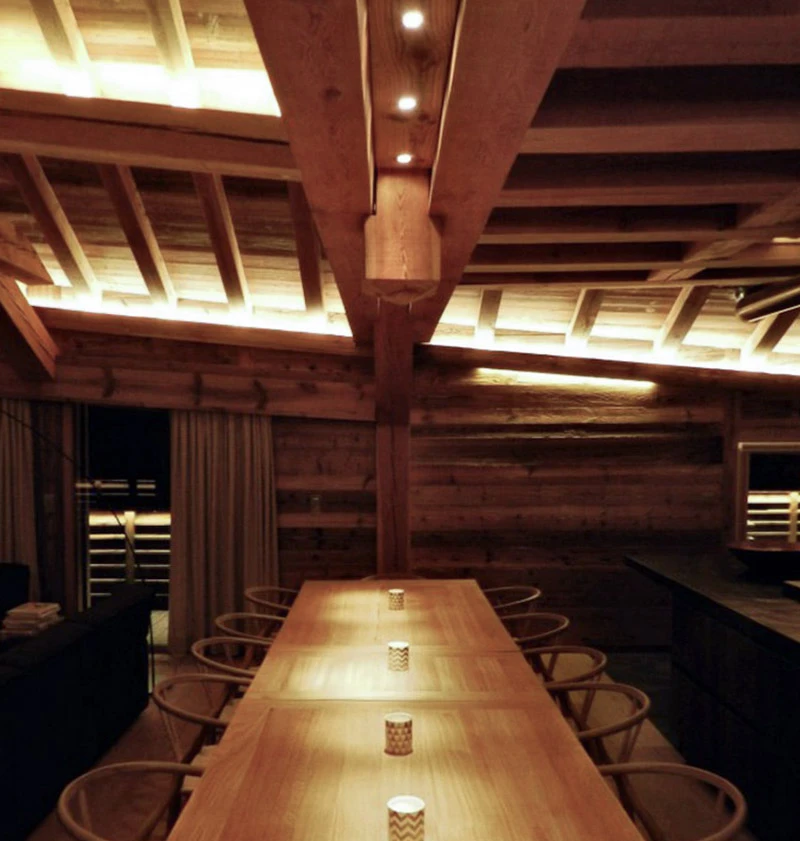 Intérieur moderne avec éclairage LED intégré au plafond