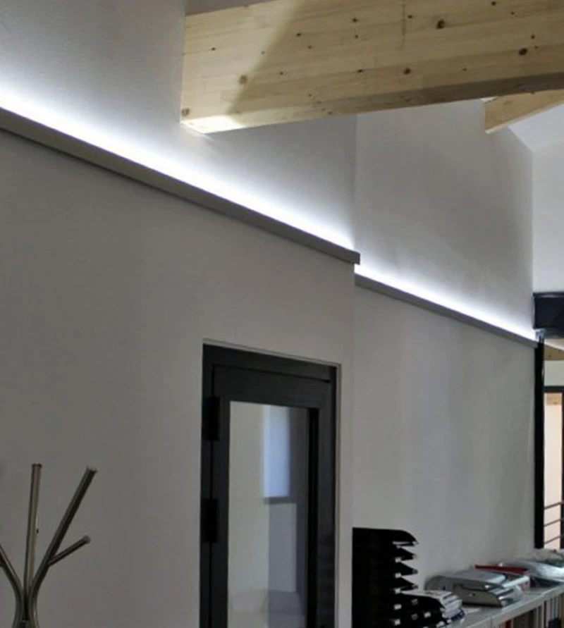 Salle de réunion contemporaine avec grande table en bois massif et chaises design disposées symétriquement