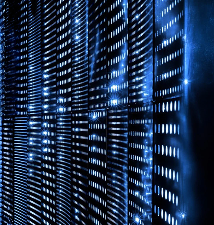 Personne utilisant une tablette tactile dans un environnement de bureau, main pointant l'écran